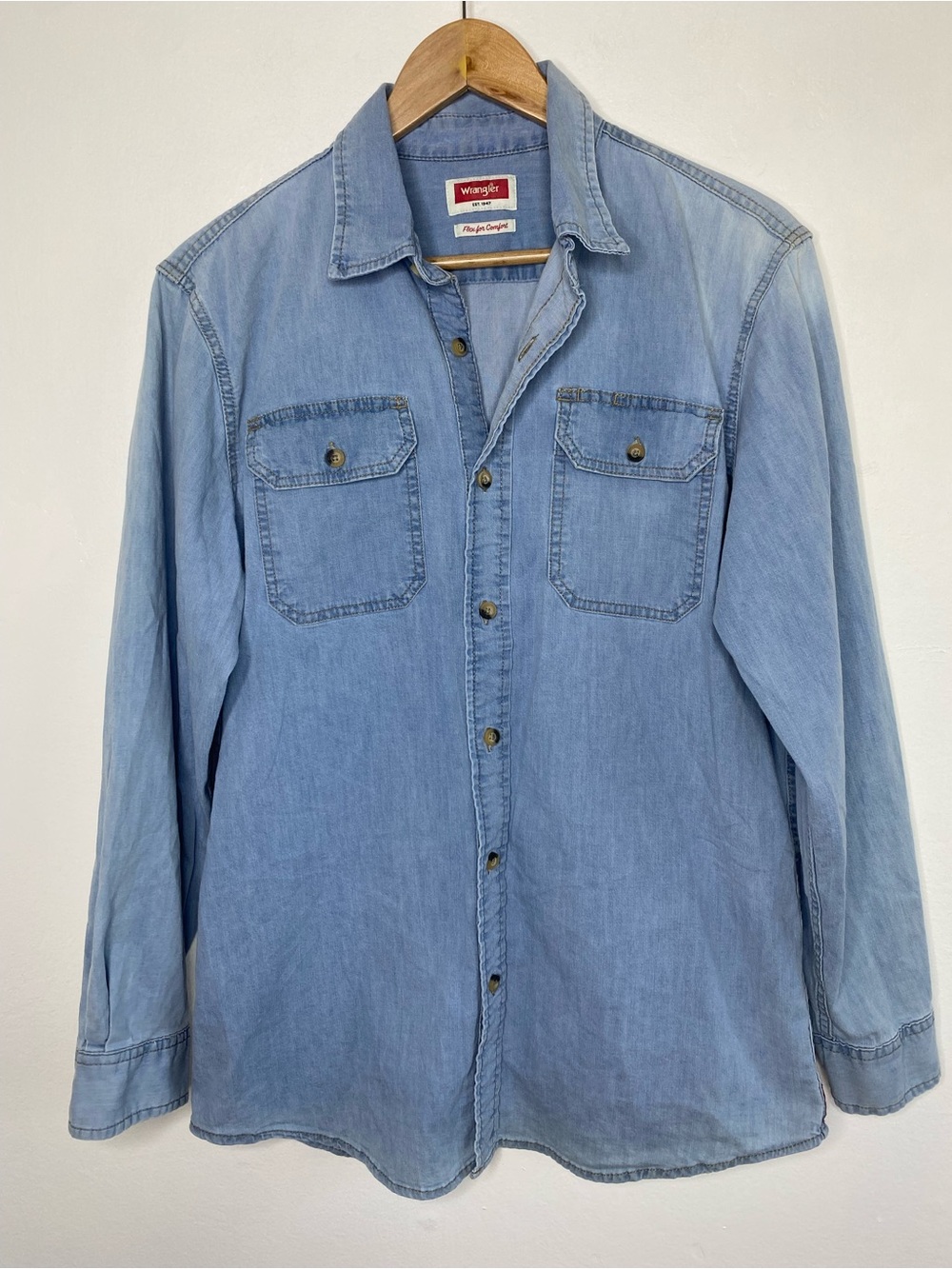 Wrangler Denim button up Shirt Size Medium Chabray Western Comfy